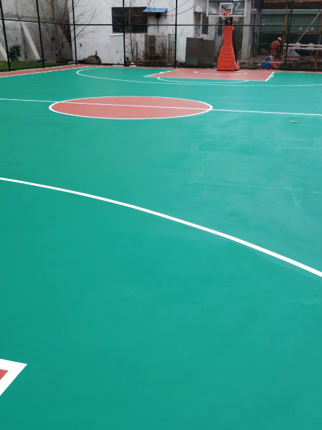 新吴 球场长期使用易出现地面开裂